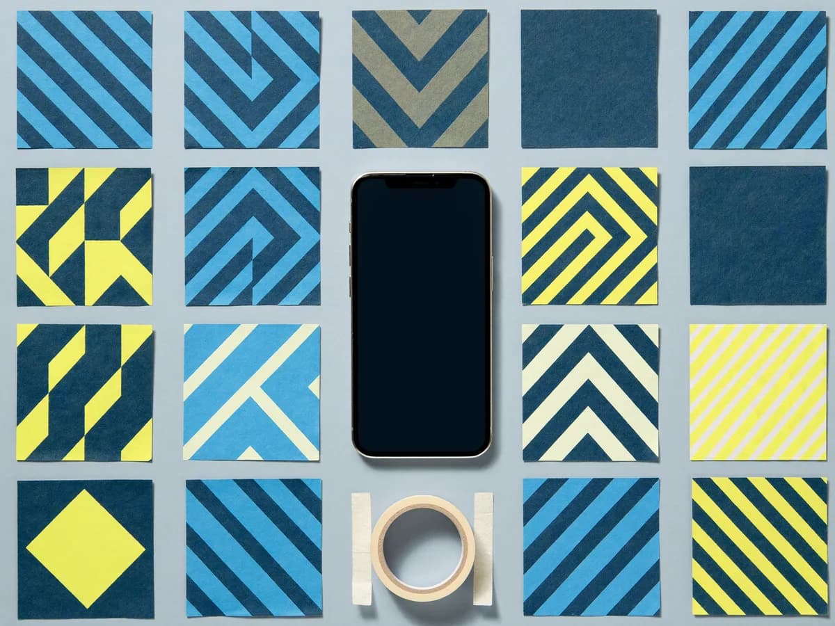 Kit de mídia: celular cercado de artes para redes sociais